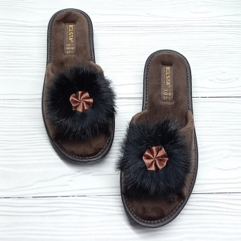 Женские домашние тапочки, велюровые, украшены мехом.