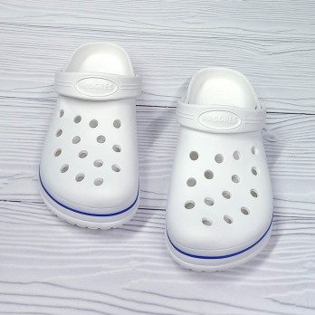 Женские белые кроксы, синяя полоска