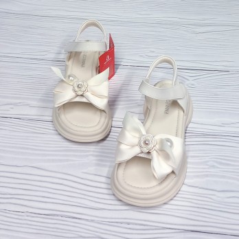 Бежевые лаковые босоножки для девочки,