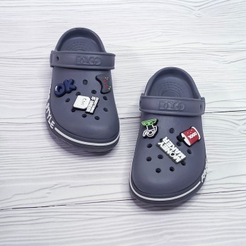 Серые стильные кроксы для мальчика, стильные джибитсы
