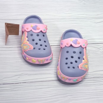 детские голубые кроксы для девочки,  украшены бабочкой