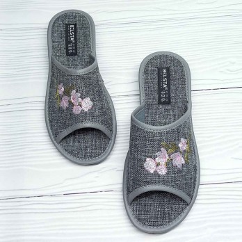 Серые открытые женские тапочки на танкетке