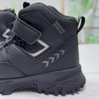 Чёрные утеплённые ботинки для мальчика, застёжка на липучке