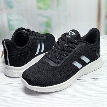 Женские кроссовки Gelteo, чёрного цвета.