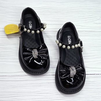 Детские чёрные лаковые туфли для девочки.