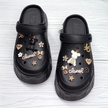 Молодёжные кроксы для девушки, чёрные, высокая подошва.