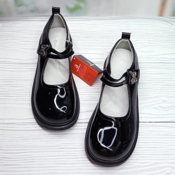 Чёрные туфли для девочки, лаковые.