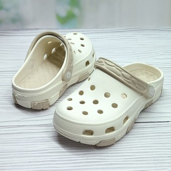 Детские кроксы молочного цвета для девочки.