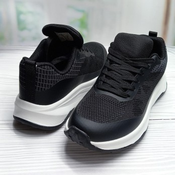 Чёрные женские кроссовки, верх из текстиля.