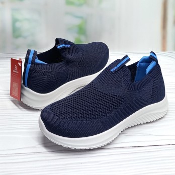 синие текстильные кроссовки для мальчика.