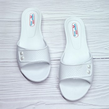 Белые женские шльопки.