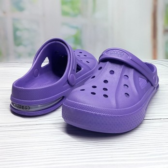 Фиолетовые женские кроксы.