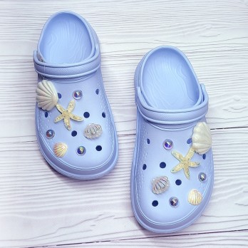 Женские кроксы, голубые, Даго Стиль, украшены джибитсами.