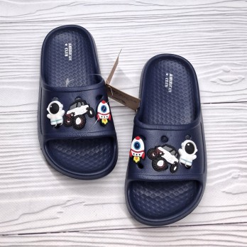 Шлёпанцы для мальчика, украшены джибитсами, синие.