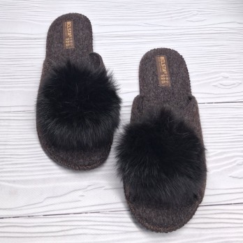 Женские фетровые тапочки, коричневые, украшены мехом.