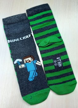 Серые детские носки, полосатая подошва